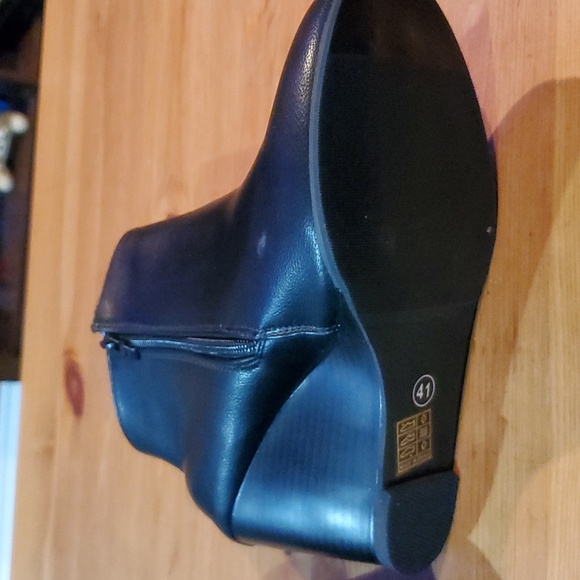 Black platform boots with side zipper - Picture 5 of 5